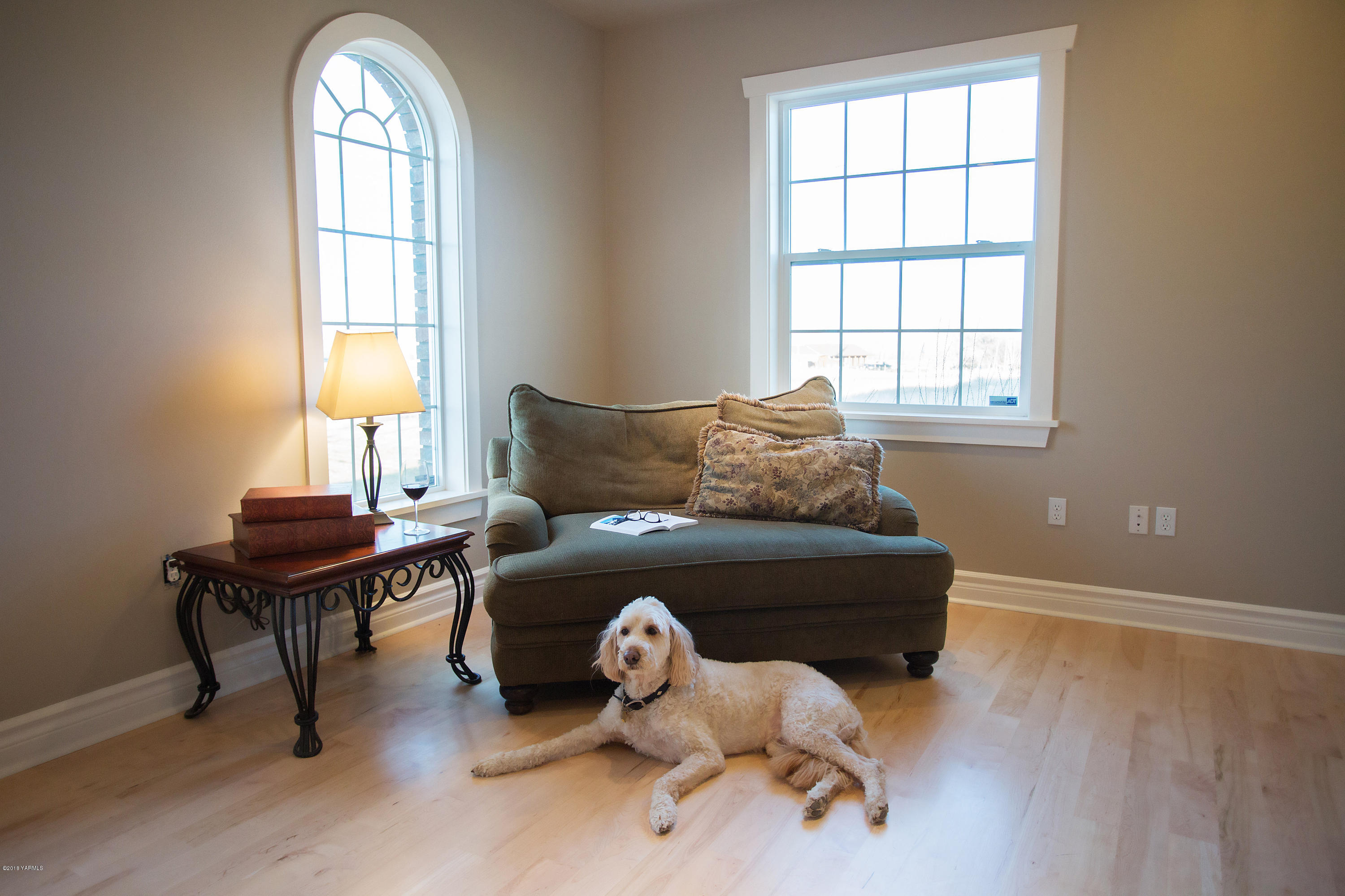 14750 Fisk Road Yakima, WA 98908 - Photo 6 of 35 a living room with furniture and a window