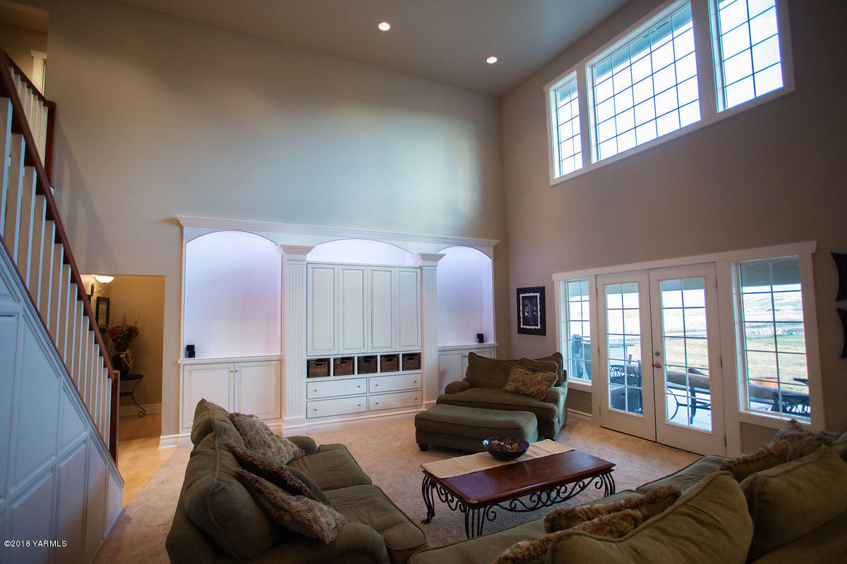 14750 Fisk Road Yakima, WA 98908 - Photo 9 of 35 a living room with furniture and a large window
