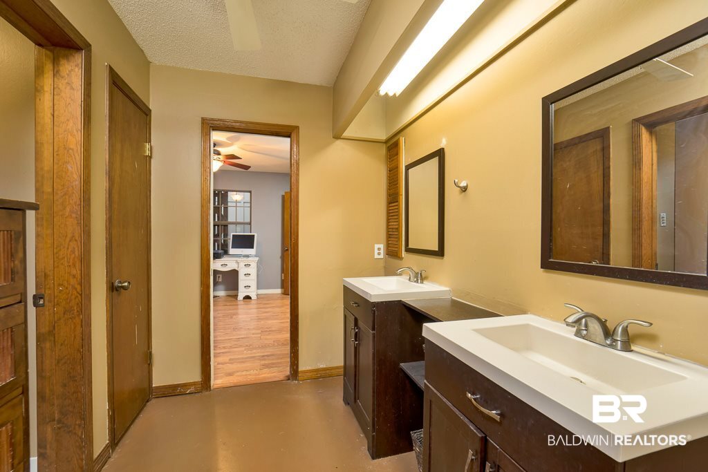 15710 Old Pierce Road Fairhope, AL 36532 - Photo 15 of 38 Jack and Jill Bath for Bedrooms 4 & 5