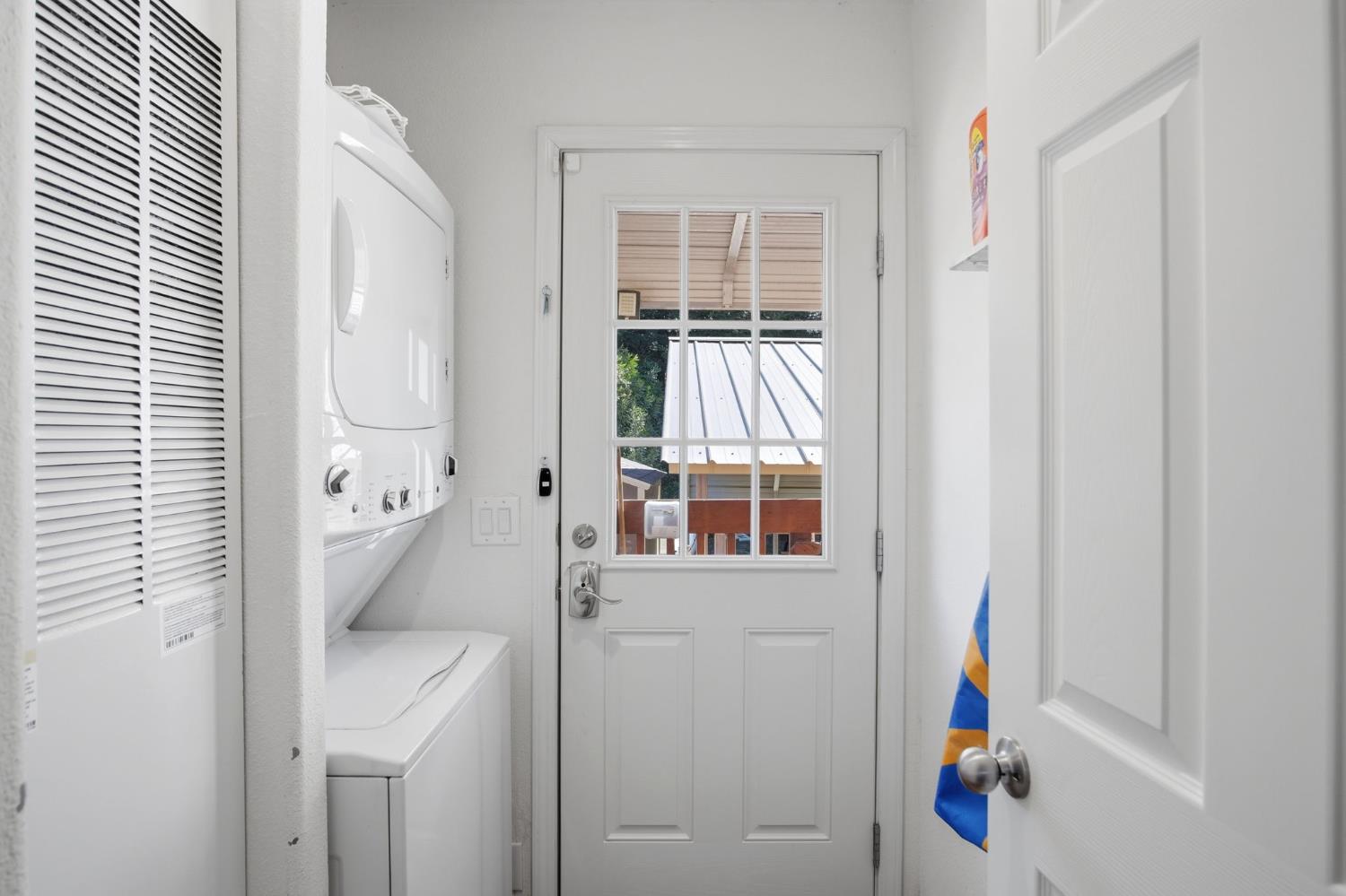 6176 Fleming Road Atwater, CA 95301 - Photo 10 of 41 a view of an entryway with wooden floor