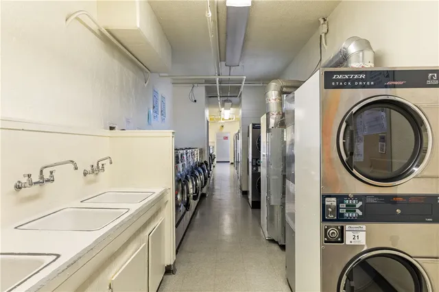 a view of a parking area