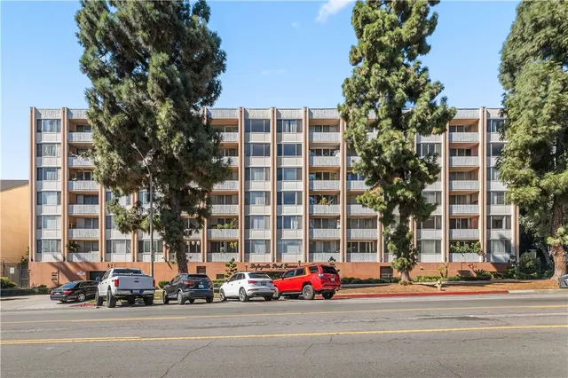$380,000 | 421 South Lafayette Park Place, Unit 701, Los Angeles, CA 90057
