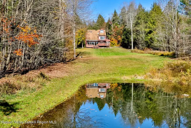 a view of a fountain in front of house