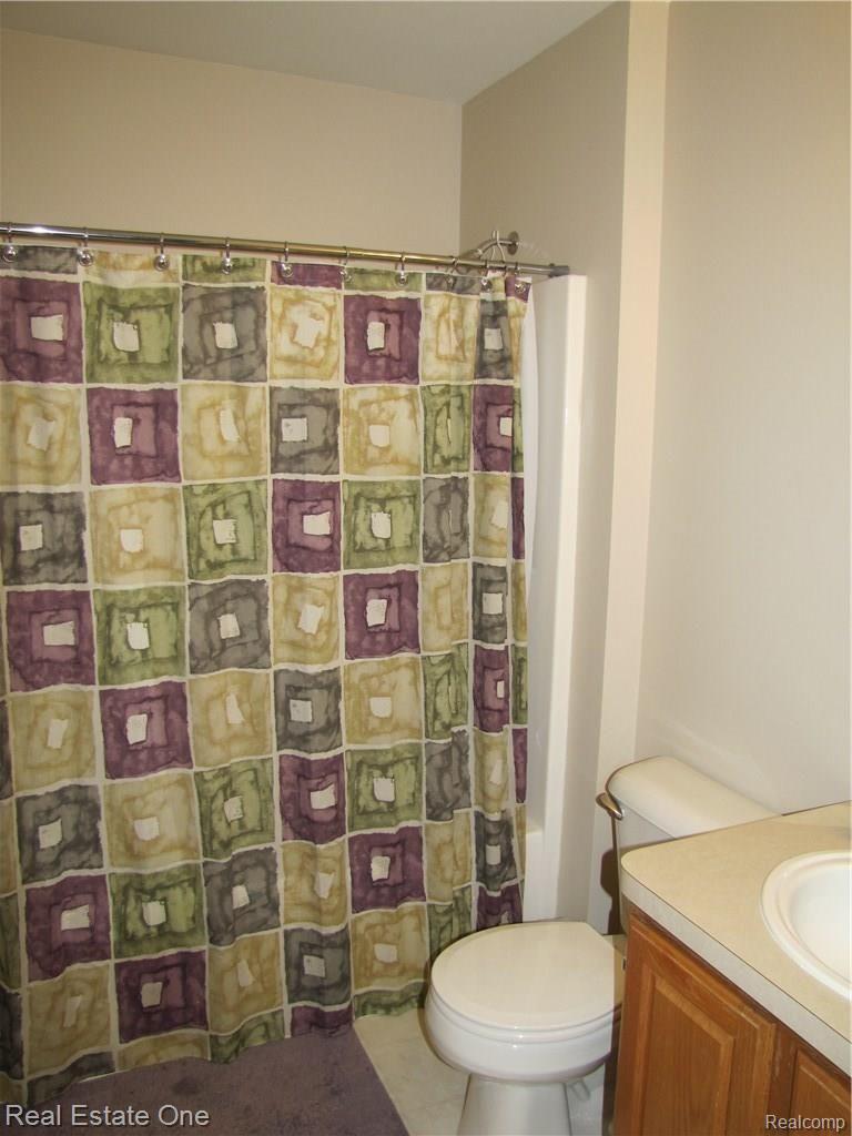 409 Deer Valley Road Holly, MI 48442 - Photo 11 of 15 Full bath.JPG