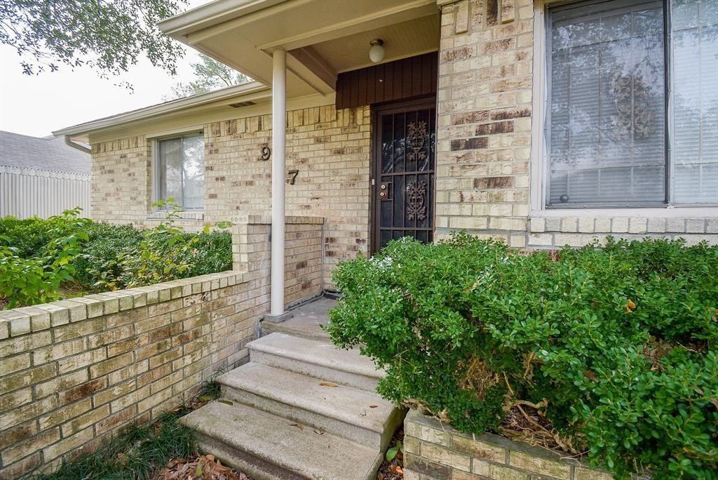 917 Defender Street Houston, TX 77029 - Photo 2 of 14 front view of a house with a garden