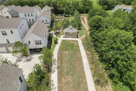 a view of a yard in front of house