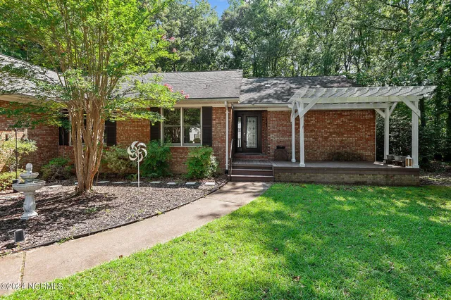 $2,300 | 103 Knollwood Court, New Bern, NC 28562