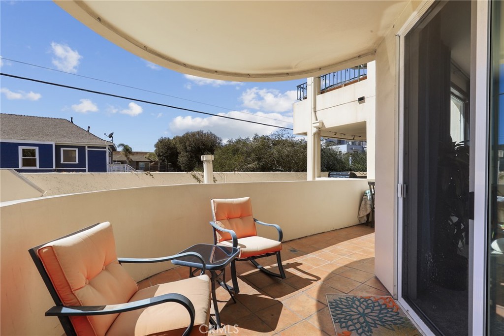 255 Main Street, Unit 103 Venice, CA 90291 - Photo 16 of 37 a balcony with table and chairs