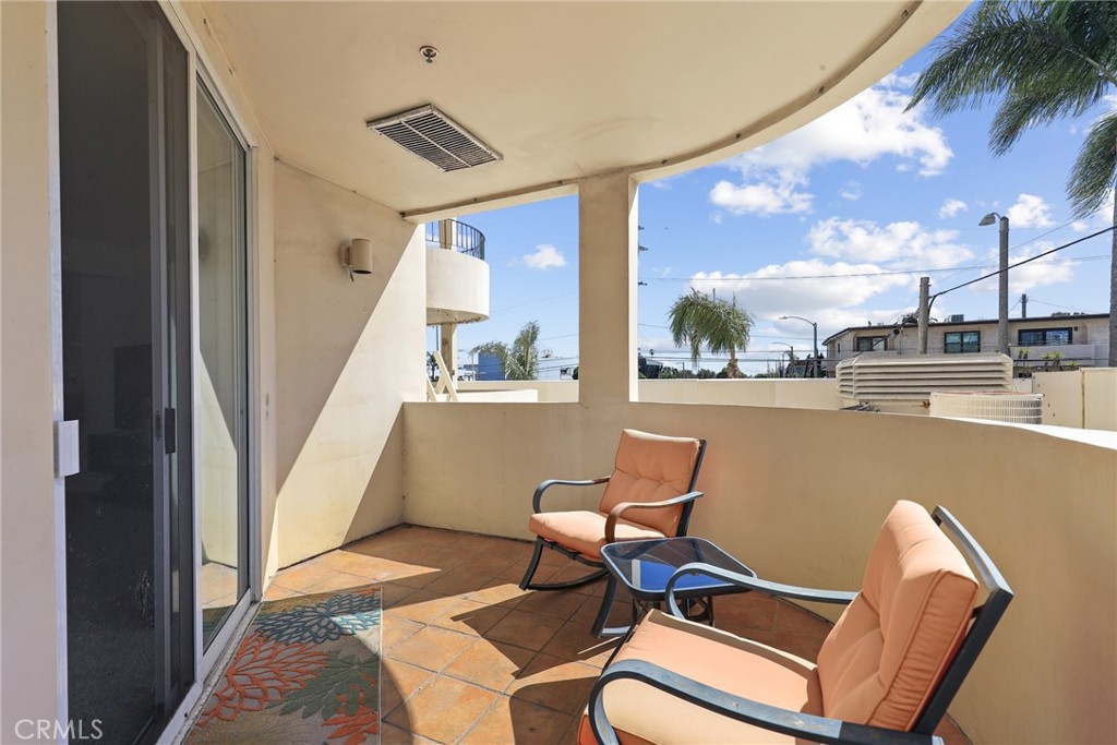 255 Main Street, Unit 103 Venice, CA 90291 - Photo 17 of 37 a living room with a couch and a potted plant