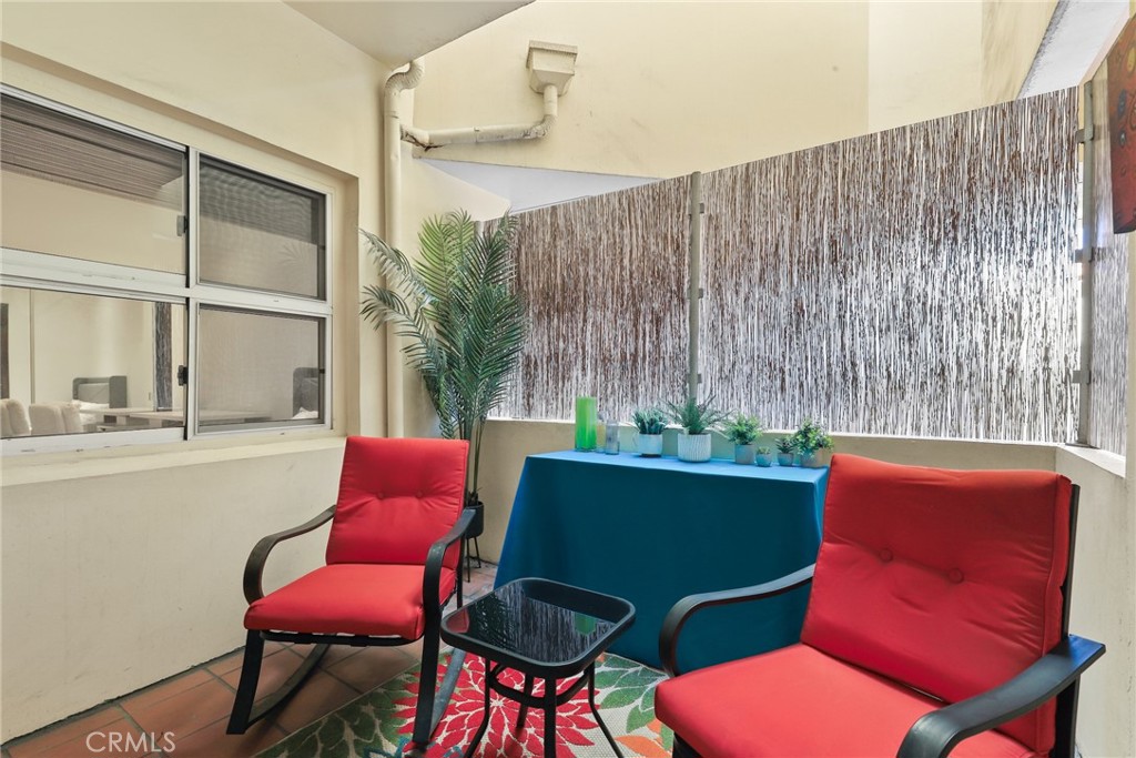 255 Main Street, Unit 103 Venice, CA 90291 - Photo 20 of 37 a outdoor sitting area with a couch and a potted plant