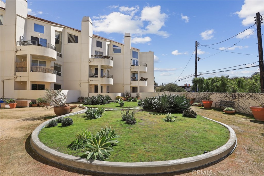 255 Main Street, Unit 103 Venice, CA 90291 - Photo 24 of 37 a view of a swimming pool with a lounge chairs