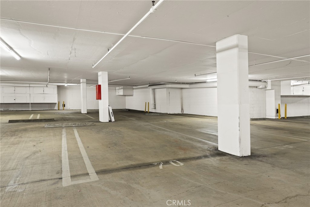 255 Main Street, Unit 103 Venice, CA 90291 - Photo 27 of 37 a view of a room with gym equipment