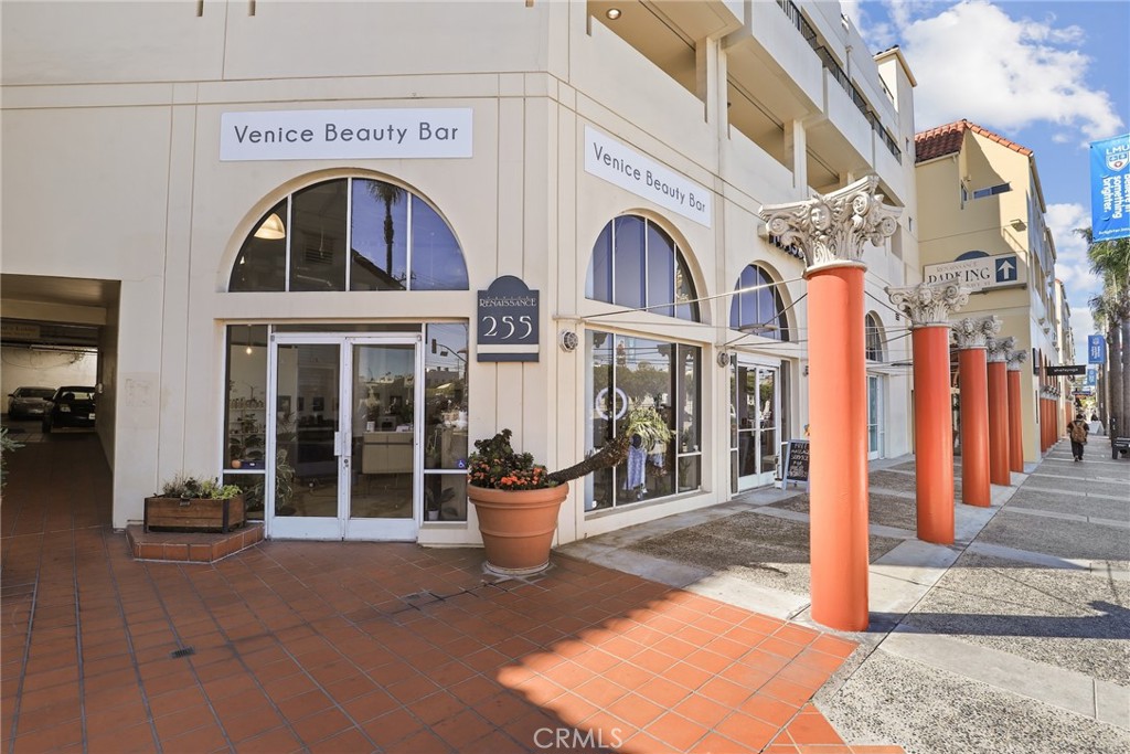 255 Main Street, Unit 103 Venice, CA 90291 - Photo 30 of 37 a view of building with glass door
