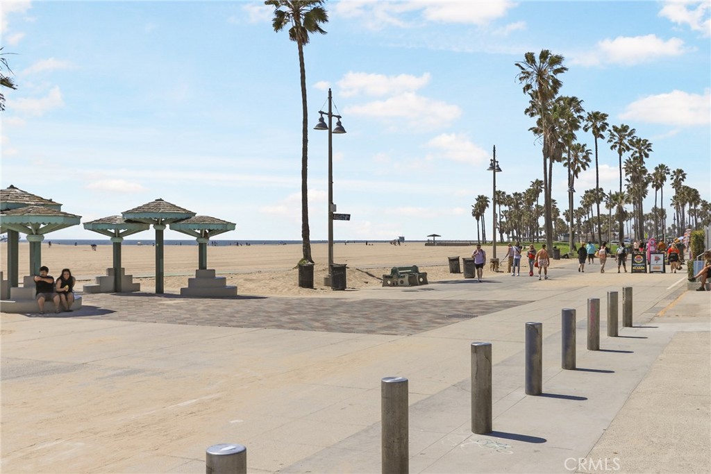 255 Main Street, Unit 103 Venice, CA 90291 - Photo 35 of 37 a view of a terrace with skyline