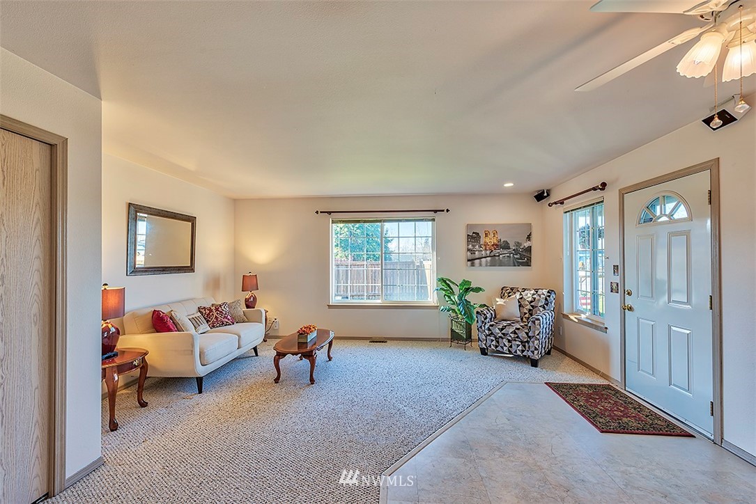 12107 Gibson Road Everett, WA 98204 - Photo 2 of 14