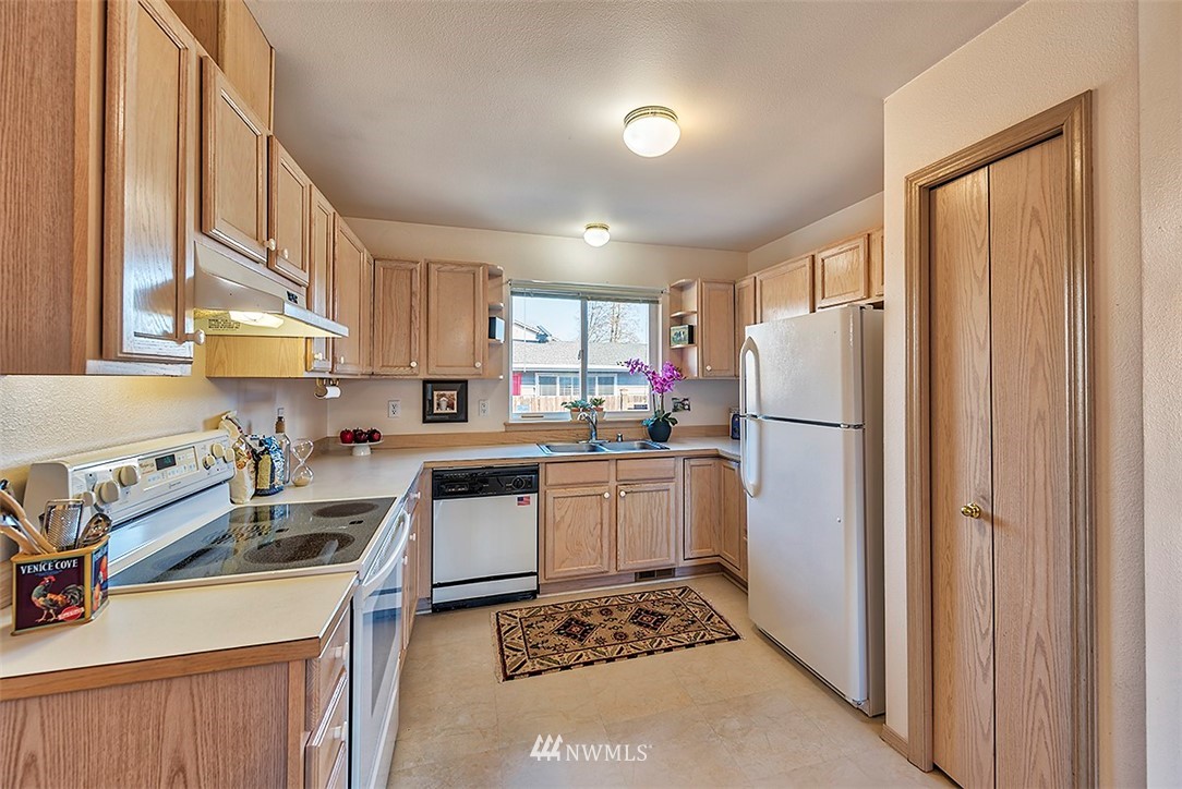 12107 Gibson Road Everett, WA 98204 - Photo 4 of 14