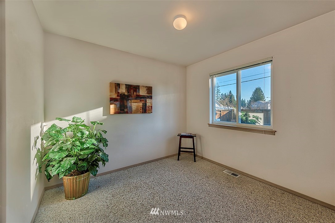 12107 Gibson Road Everett, WA 98204 - Photo 8 of 14