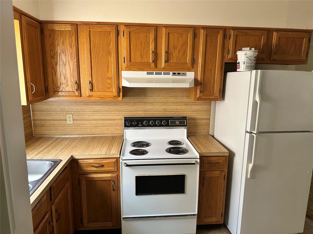 419 Irving Bluff Road Shreveport, LA 71107 - Photo 14 of 19 a kitchen with a stove and a refrigerator