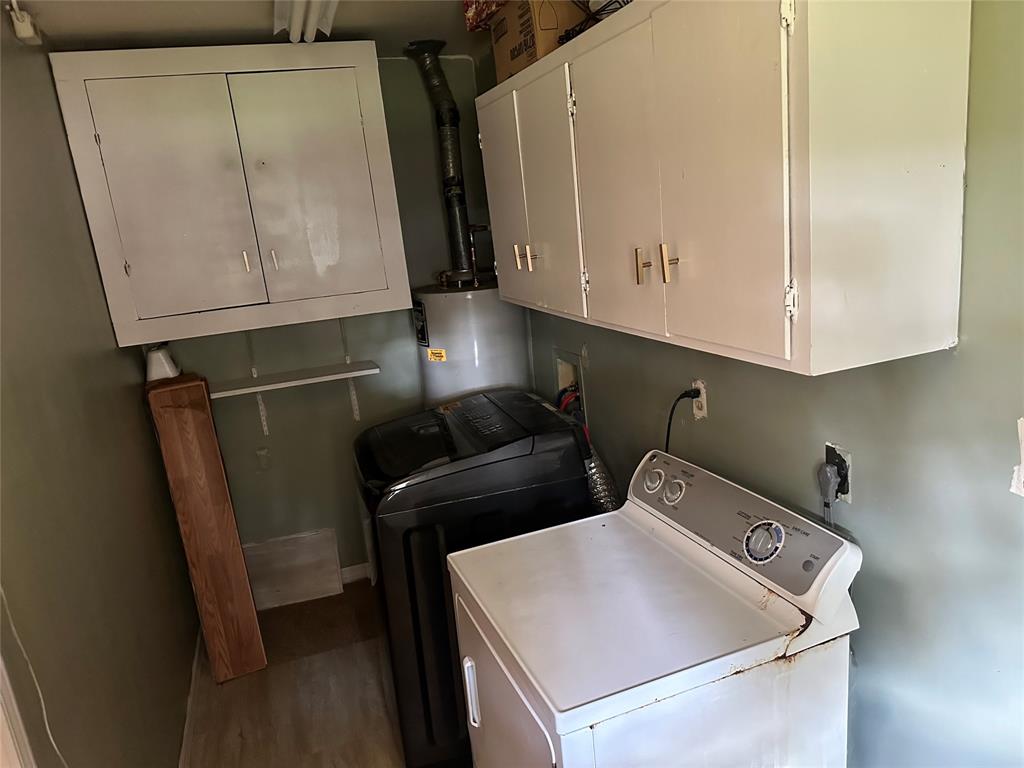 419 Irving Bluff Road Shreveport, LA 71107 - Photo 15 of 19 a utility room with dryer and washer