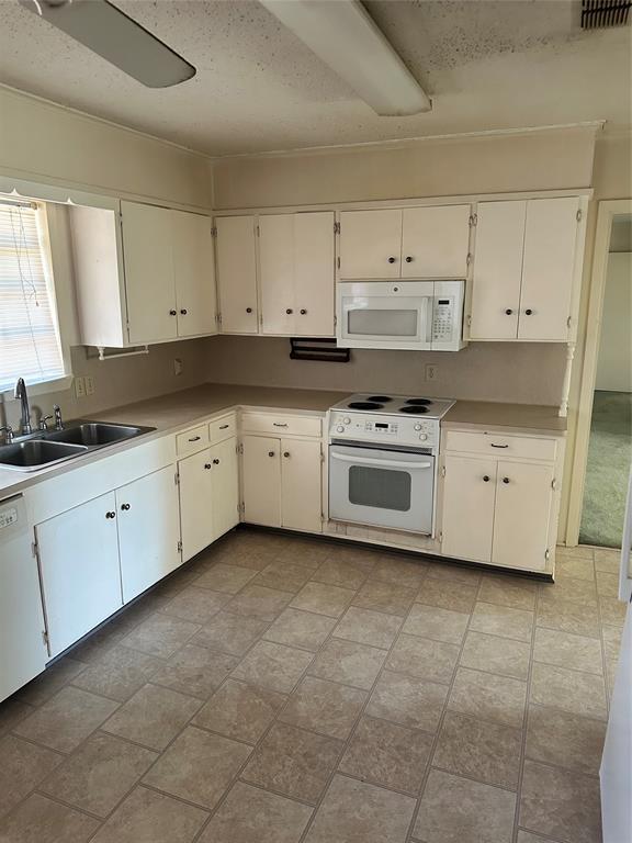 419 Irving Bluff Road Shreveport, LA 71107 - Photo 3 of 19 a kitchen with cabinets and appliances