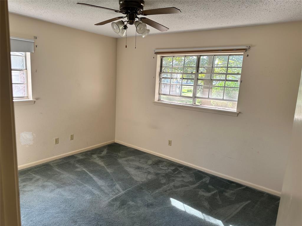 419 Irving Bluff Road Shreveport, LA 71107 - Photo 8 of 19 an empty room with a window