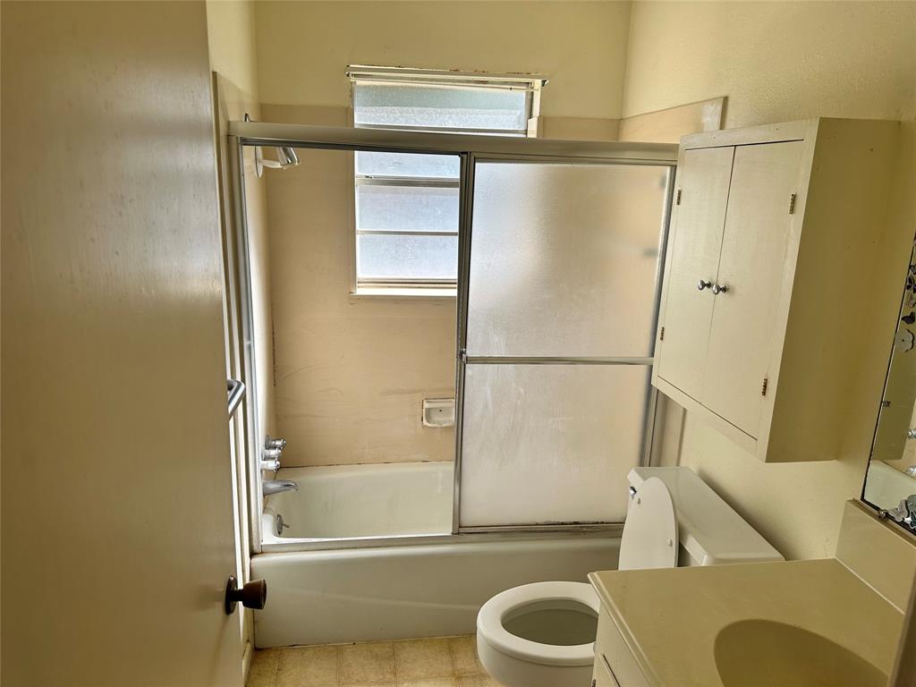 419 Irving Bluff Road Shreveport, LA 71107 - Photo 10 of 19 a bathroom with a tub and a shower