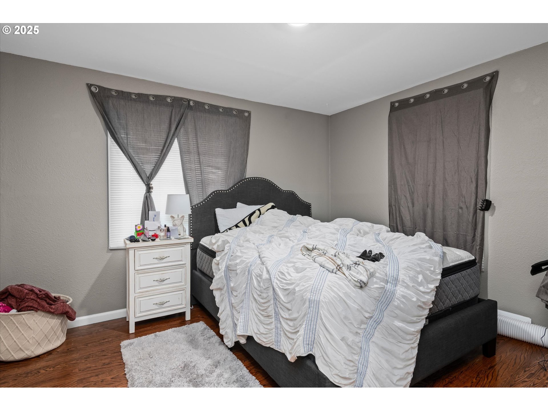 465 25th Street Springfield, OR 97477 - Photo 14 of 32 a bedroom with a bed and a cabinets