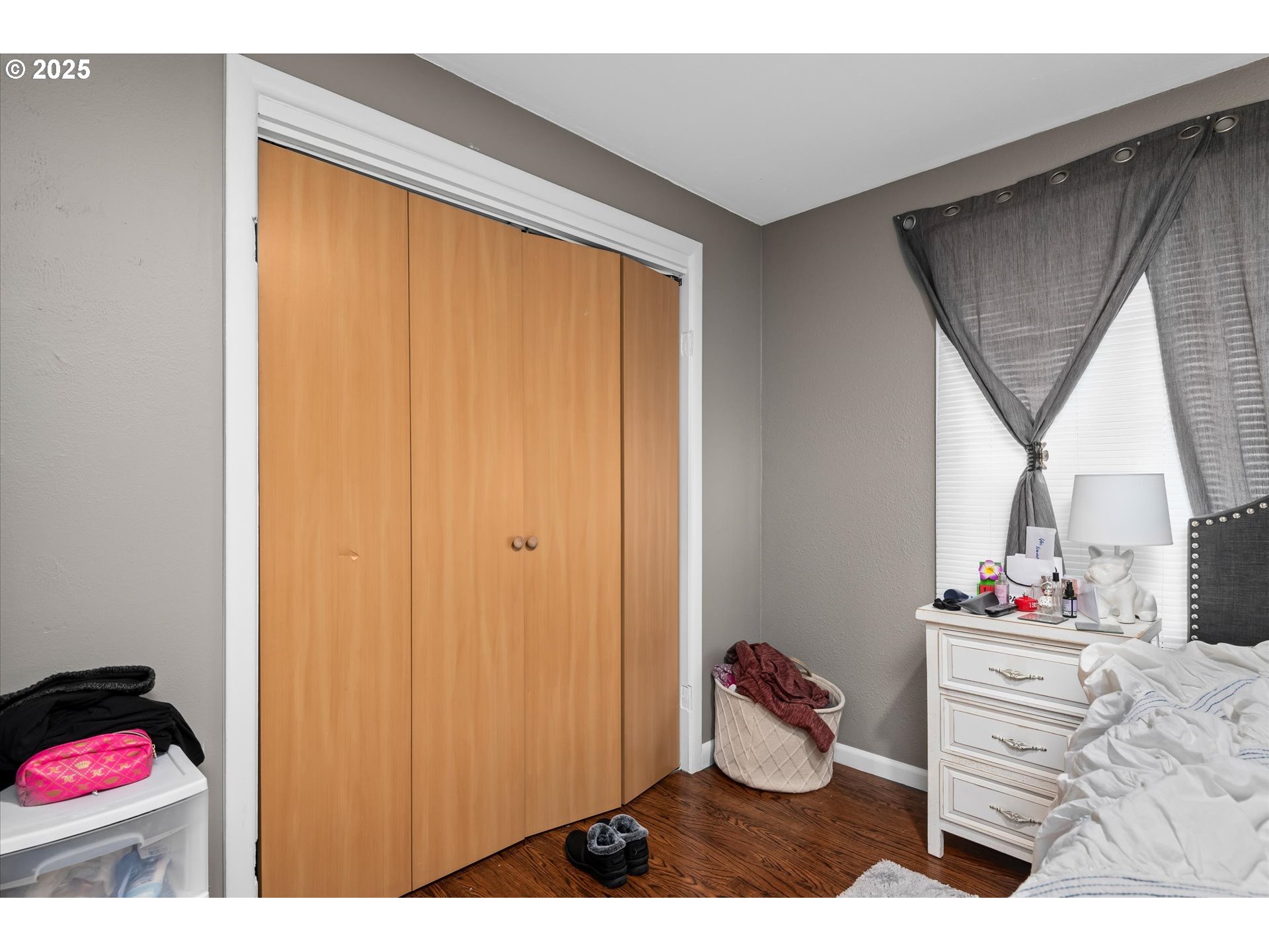 465 25th Street Springfield, OR 97477 - Photo 15 of 32 a bedroom with a bed and a window