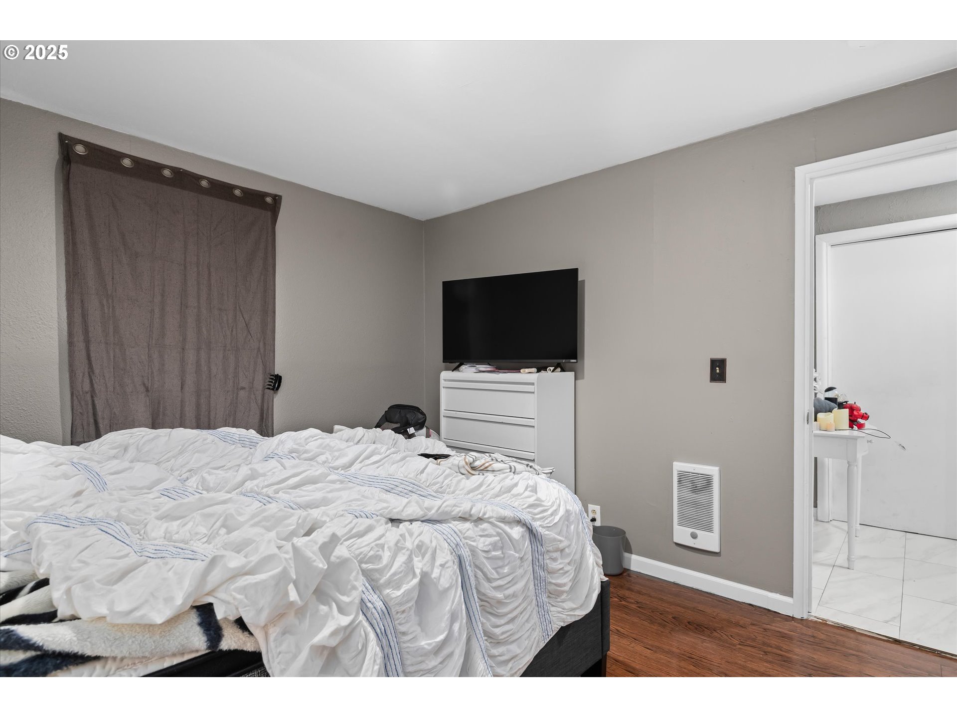 465 25th Street Springfield, OR 97477 - Photo 16 of 32 a bedroom with a bed and a flat screen tv