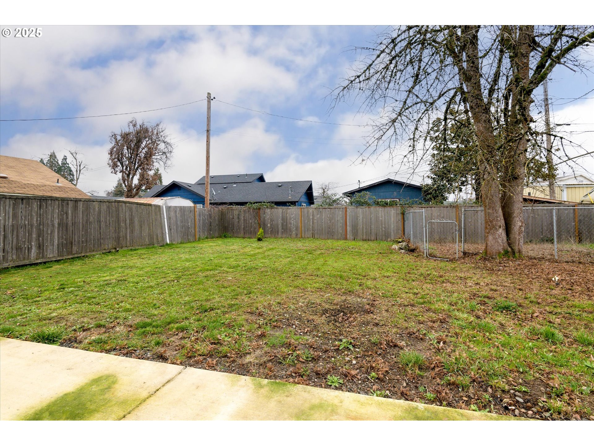 465 25th Street Springfield, OR 97477 - Photo 20 of 32 a view of a house with a backyard
