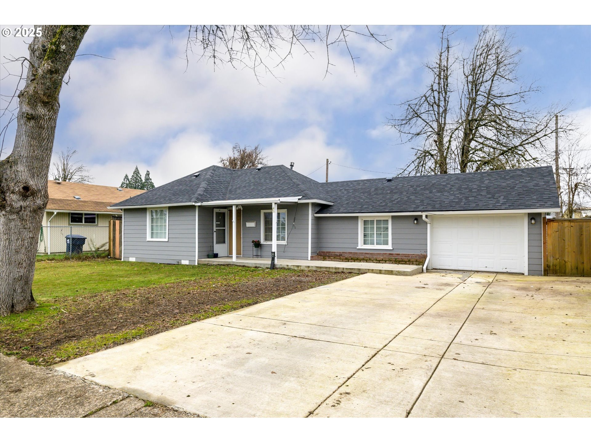 465 25th Street Springfield, OR 97477 - Photo 2 of 32 front view of a house with a yard