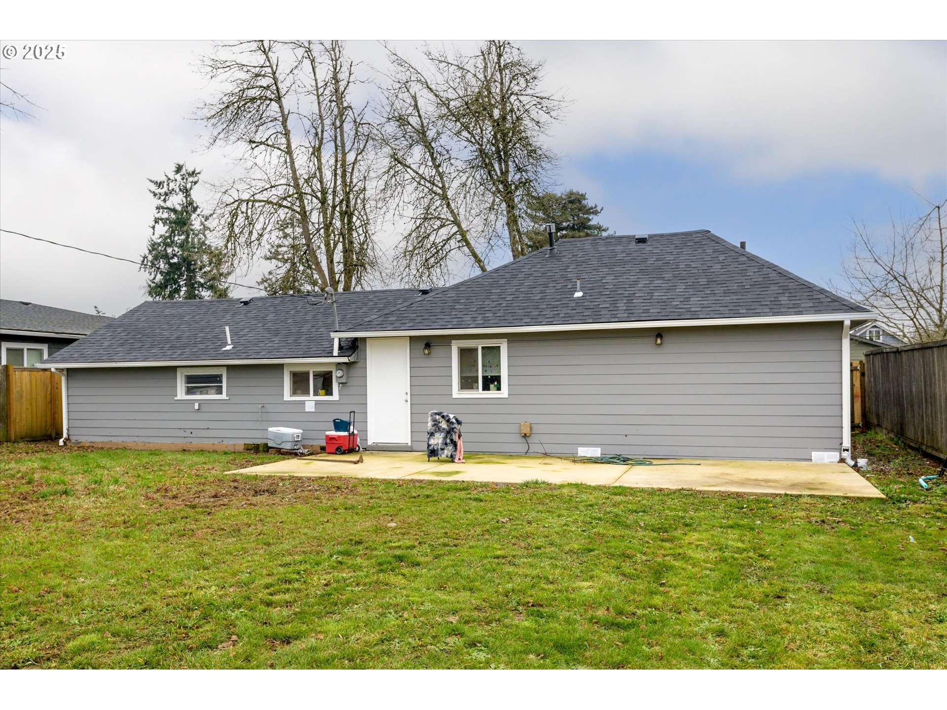 465 25th Street Springfield, OR 97477 - Photo 23 of 32 a front view of house with yard and trees