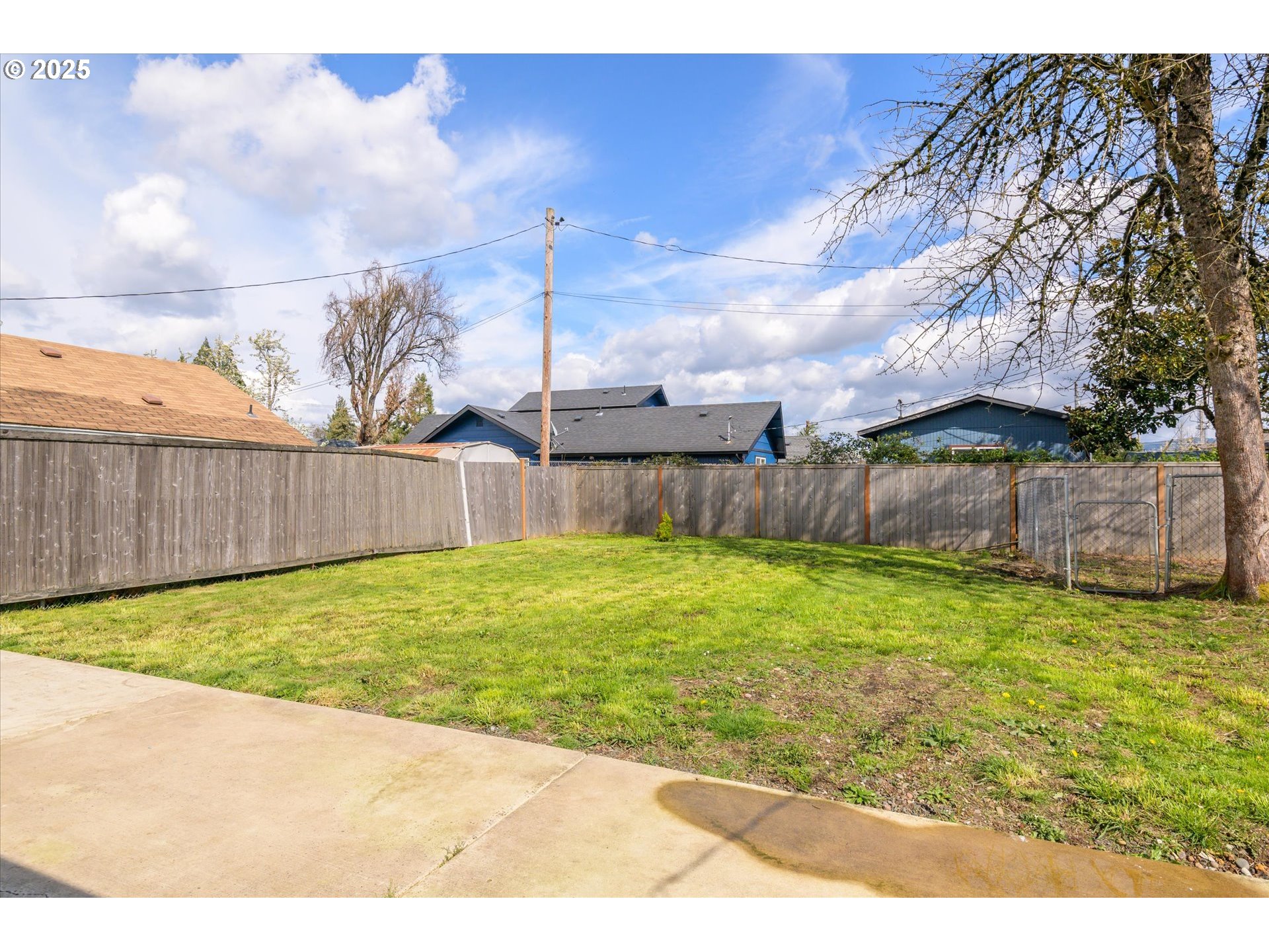 465 25th Street Springfield, OR 97477 - Photo 26 of 32 a view of a backyard with a garden