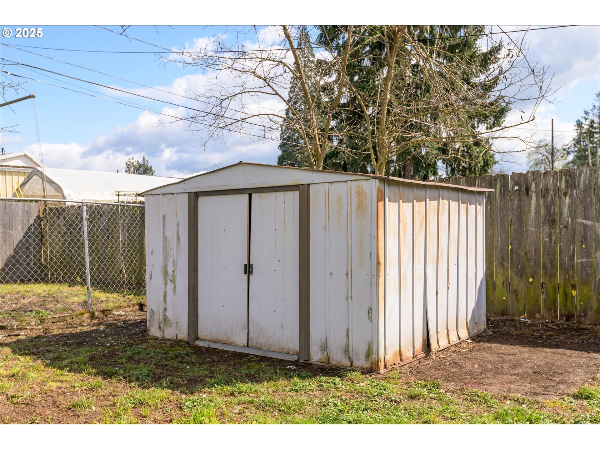 465 25th Street Springfield, OR 97477 - Photo 28 of 32 a backyard of a house