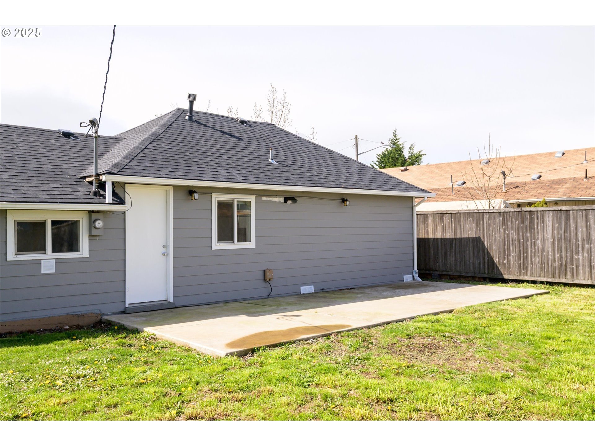 465 25th Street Springfield, OR 97477 - Photo 32 of 32 a house view with a garden space
