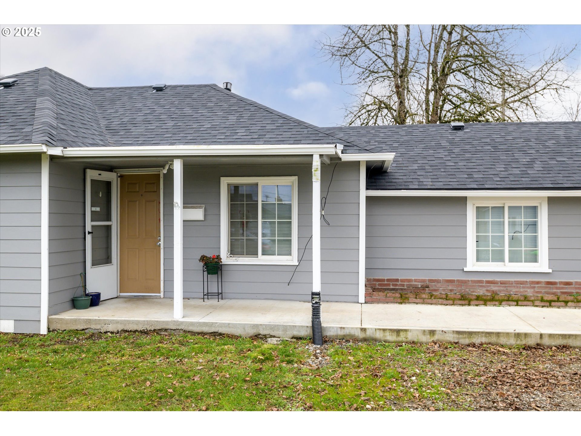 465 25th Street Springfield, OR 97477 - Photo 4 of 32 front view of a house with a yard