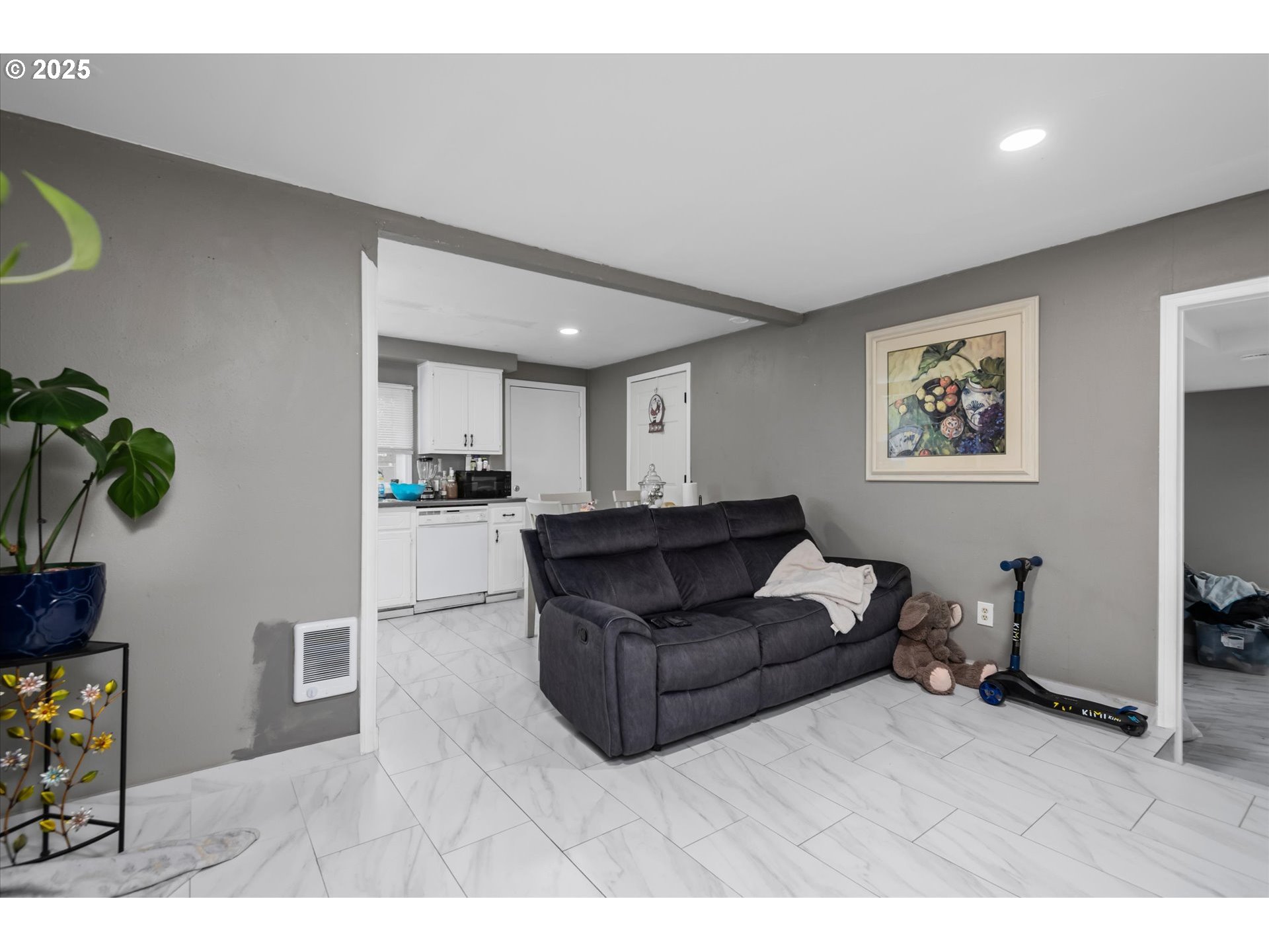 465 25th Street Springfield, OR 97477 - Photo 5 of 32 a living room with furniture and a potted plant