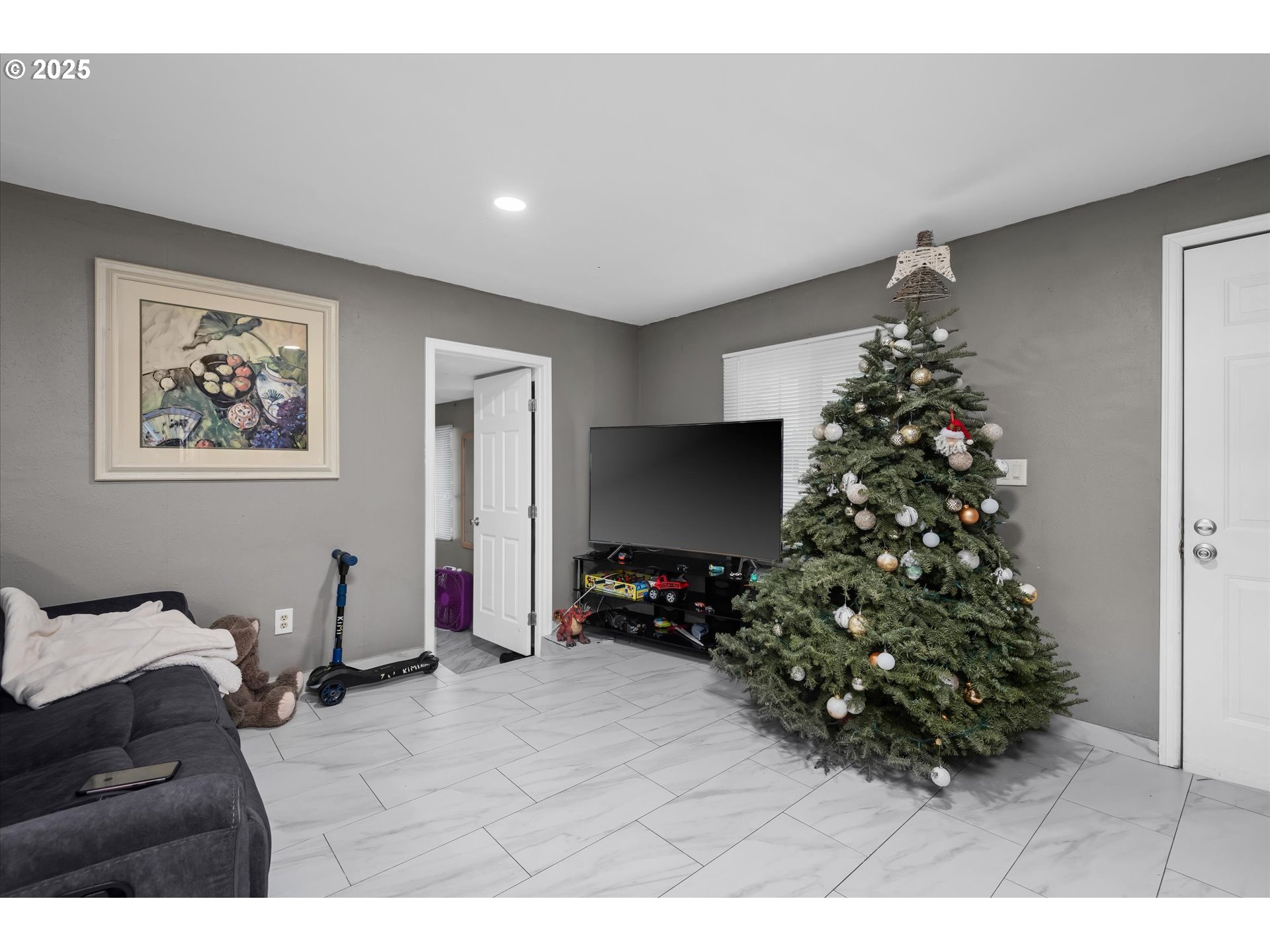 465 25th Street Springfield, OR 97477 - Photo 6 of 32 a living room with furniture and a potted plant
