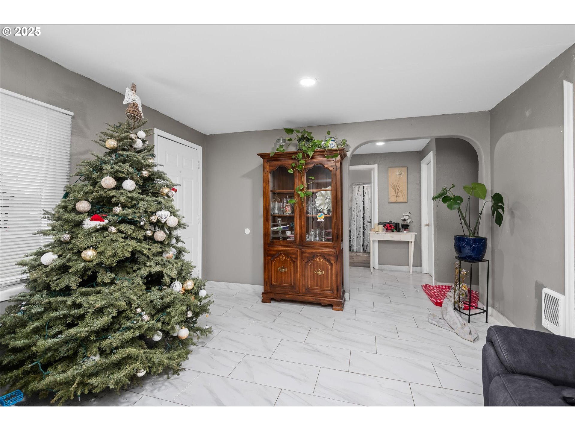 465 25th Street Springfield, OR 97477 - Photo 7 of 32 a very nice looking room with a potted plant