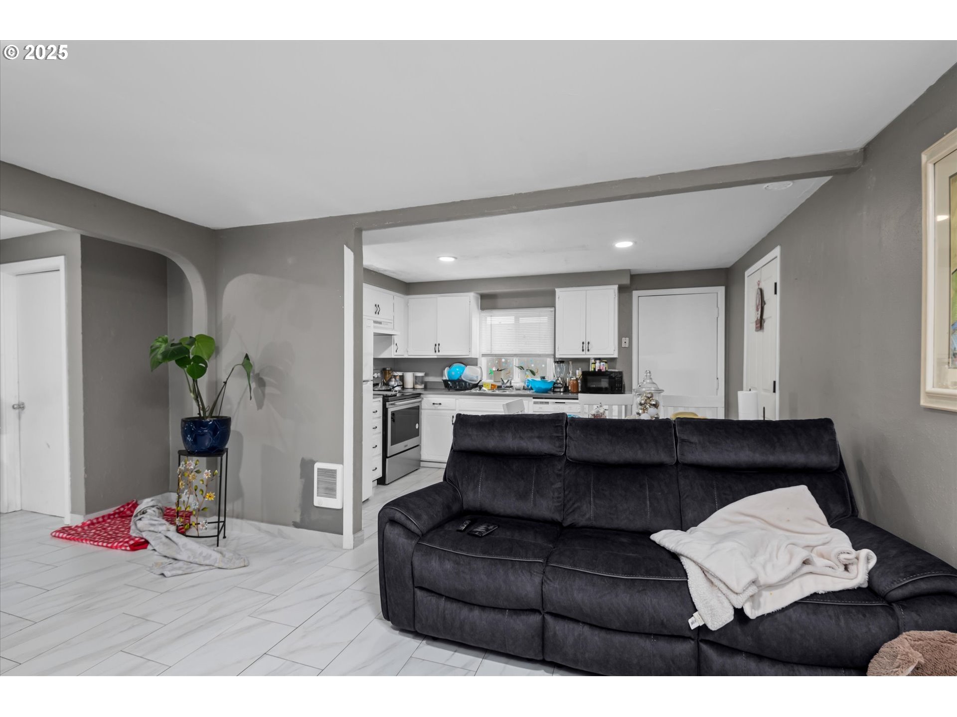 465 25th Street Springfield, OR 97477 - Photo 8 of 32 a living room with furniture and a wooden floor