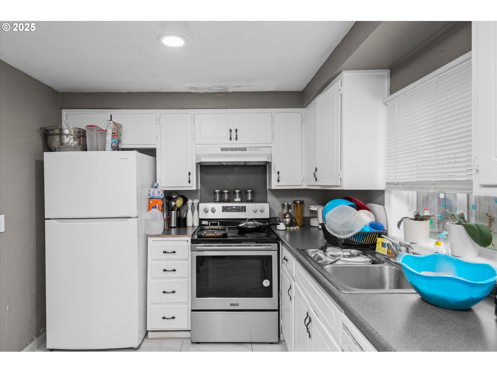465 25th Street Springfield, OR 97477 - Photo 10 of 32 a kitchen with a refrigerator a stove a washer and dryer
