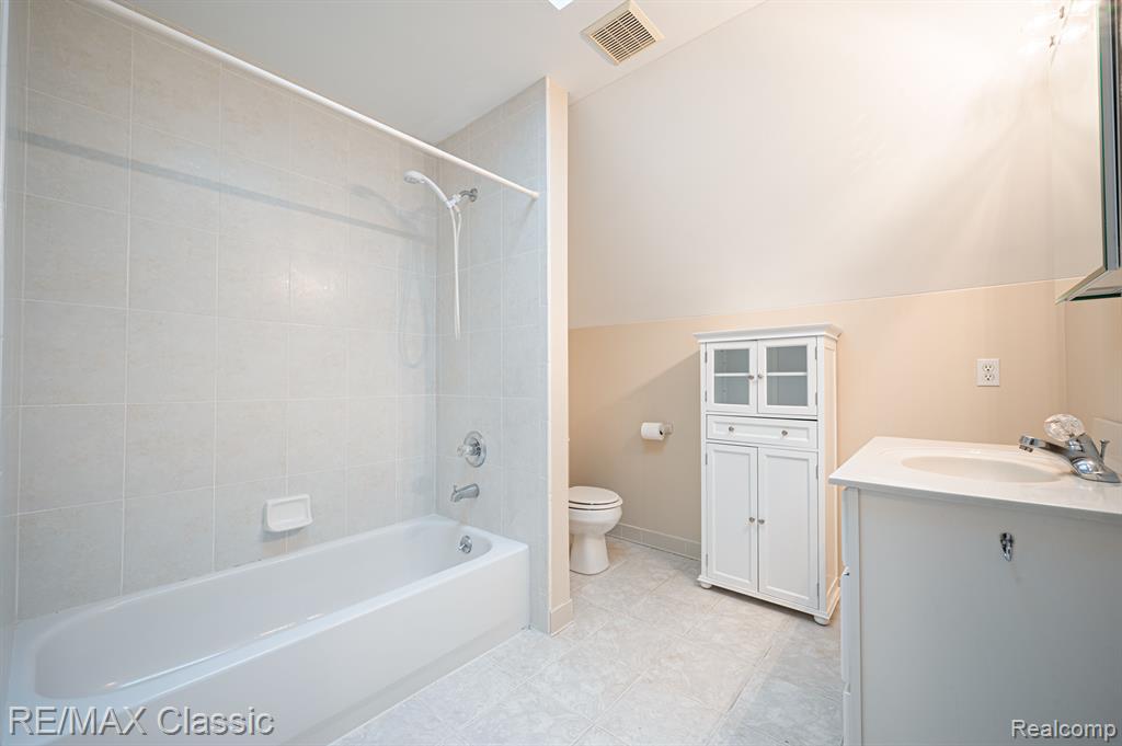 3119 East Maple Road Wixom, MI 48393 - Photo 22 of 40