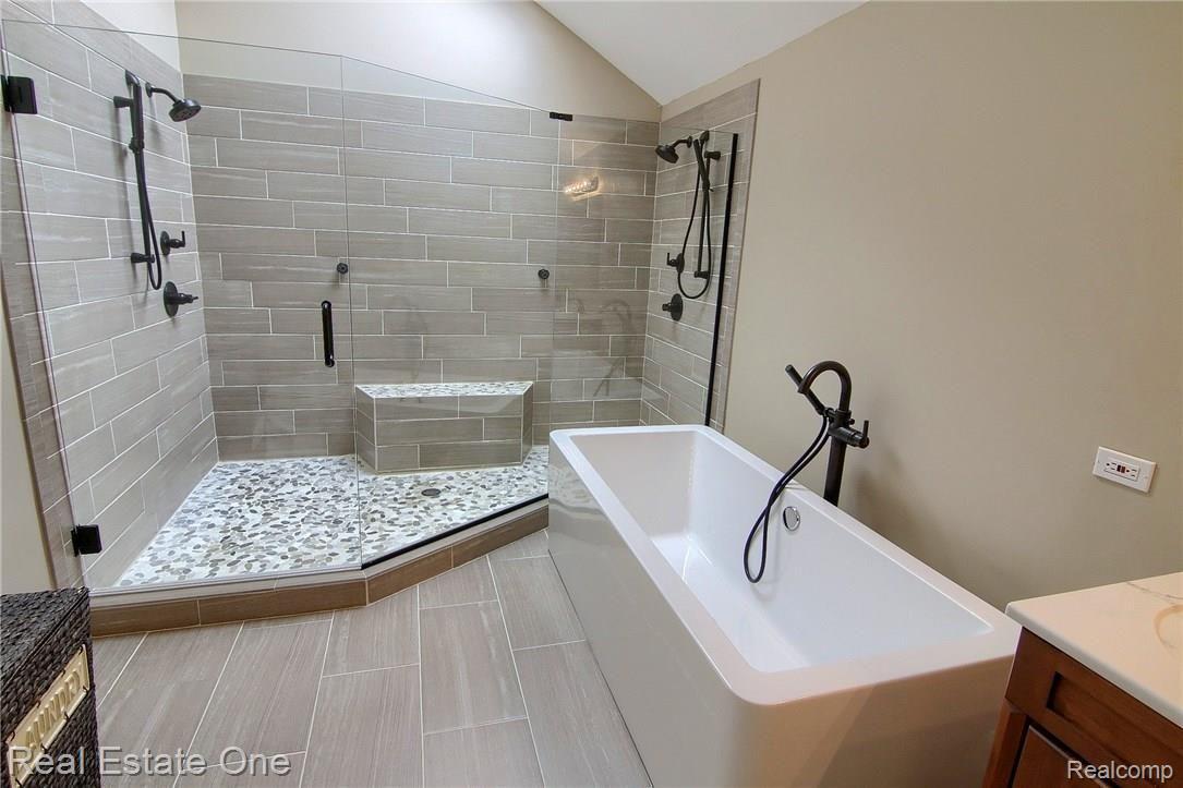7925 Foster Road Clarkston, MI 48346 - Photo 15 of 33 Master Bathroom