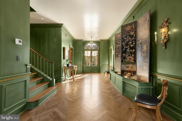 a view of an entryway with a livingroom