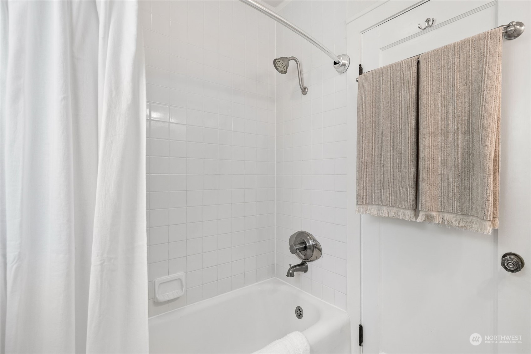 1232 Donovan Lane Everett, WA 98201 - Photo 15 of 34 a bathroom with a shower and a tub
