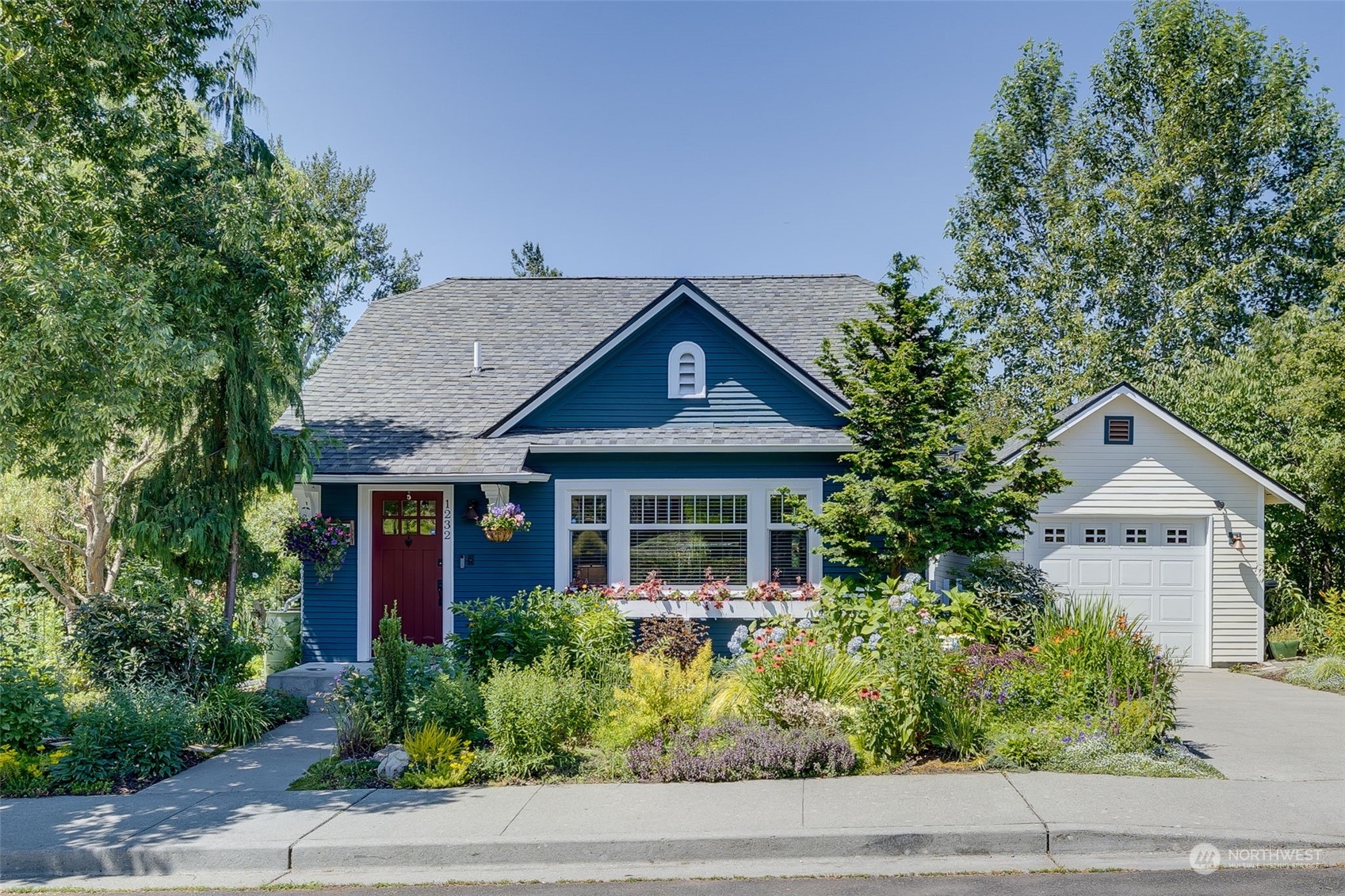 1232 Donovan Lane Everett, WA 98201 - Photo 2 of 34 a front view of a house with a yard