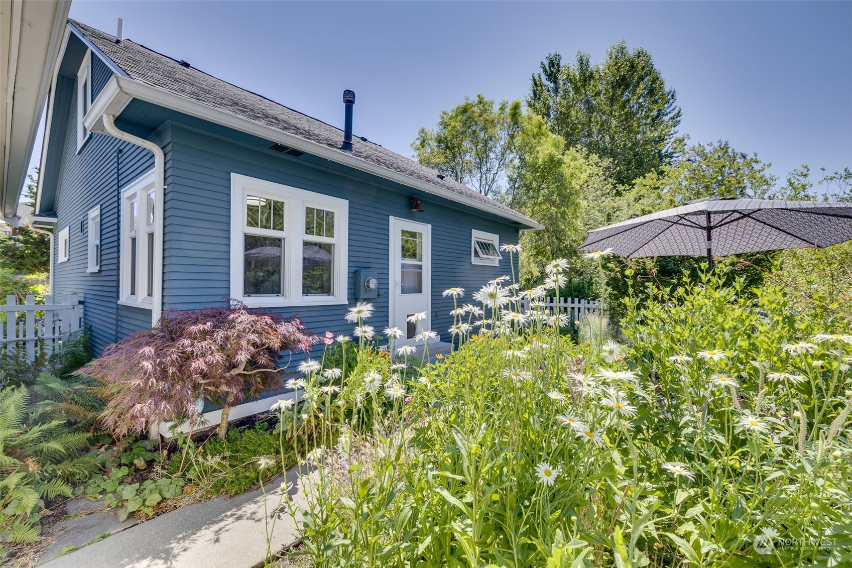 1232 Donovan Lane Everett, WA 98201 - Photo 22 of 34 front view of a house with a yard