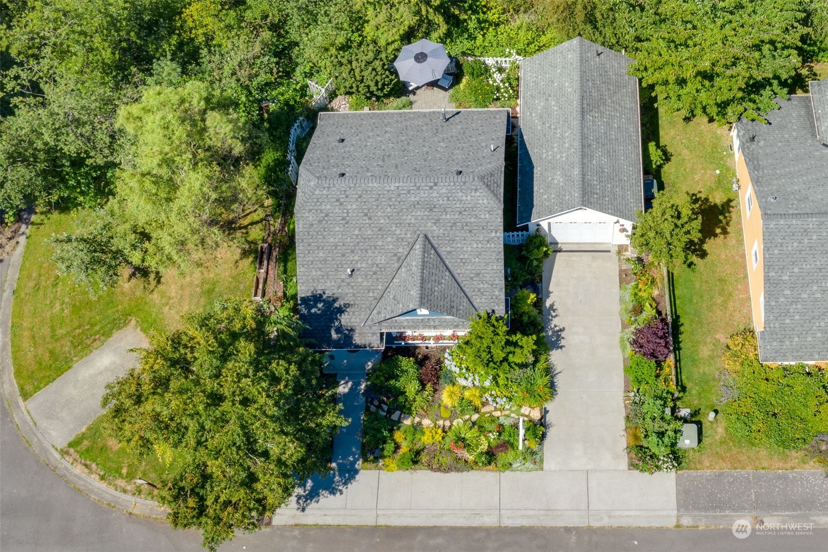 1232 Donovan Lane Everett, WA 98201 - Photo 27 of 34 an aerial view of a house with a garden and plants