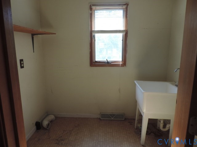 102 Hicks Lane Rice, VA 23966 - Photo 23 of 26 a room with a window