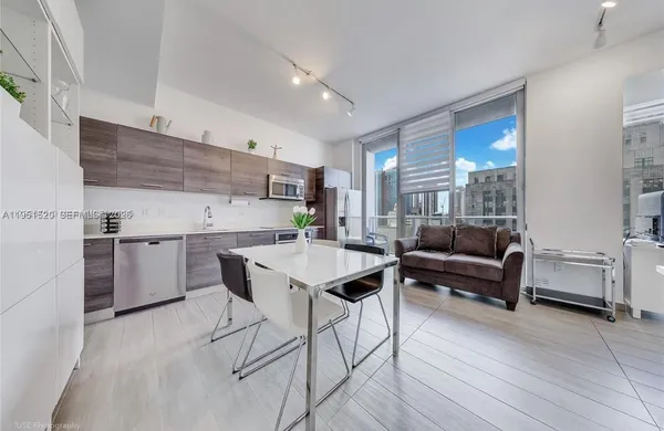 $2,700 | 151 Southeast 1st Street, Unit 1706, Miami, FL 33131